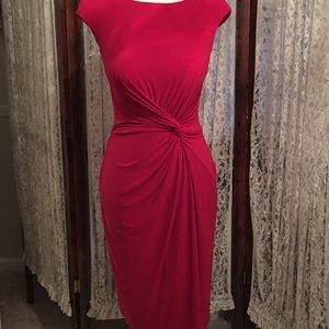 𝓗𝓮𝓵𝓵𝓵𝓵𝓸 hour glass figure!! Stunning dress!